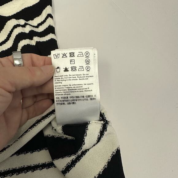 Escada Stralon Black & White V-Neck Pullover - Size Small - Picture 10 of 10